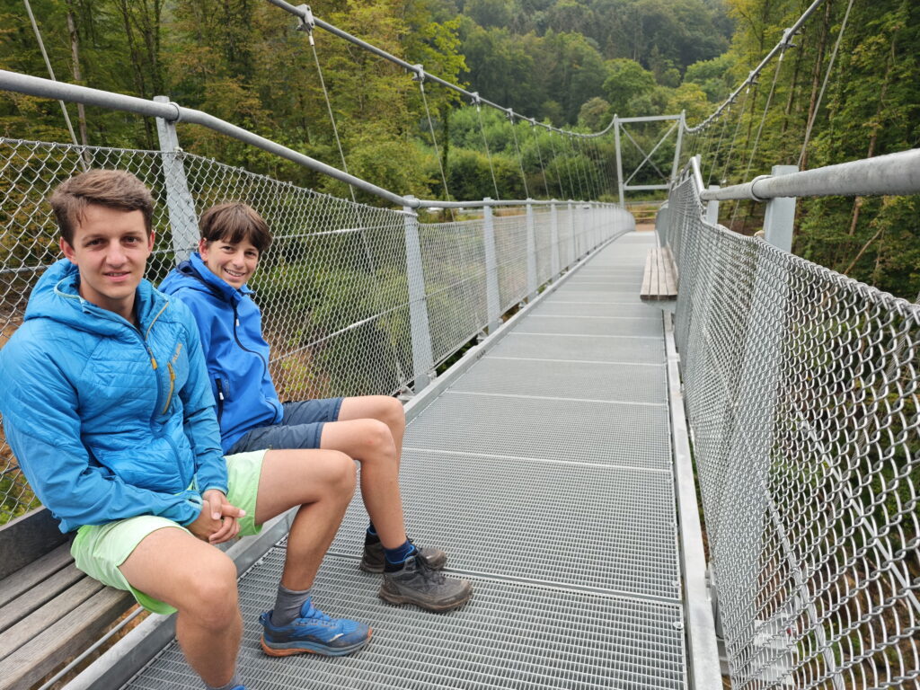 Du kannst auf zwei Bänken auf der Brücke Pause machen und auf die Irreler Wasserfälle schauen